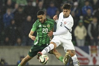 Lucas Blondel (en blanc) titulaire ce soir contre le Luxembourg. KEYSTONE/EPA/ANTHONY ANEX